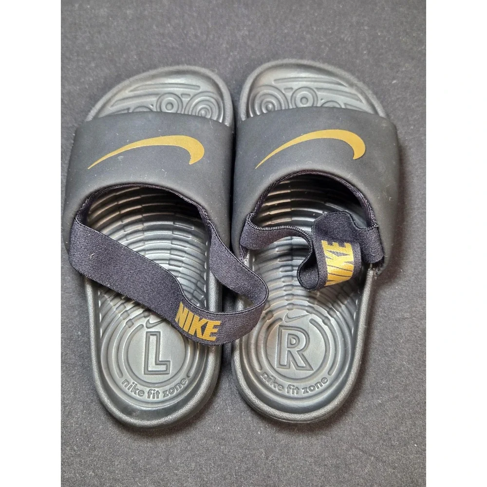 Nike Kawa Slide Black Gold Kids Sandals Elastic Heel Strap BV1094-003 Size 10C